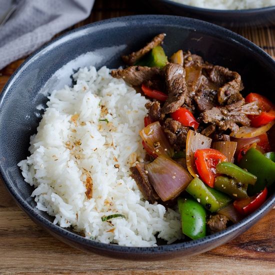 Говядина в черном перце и рис