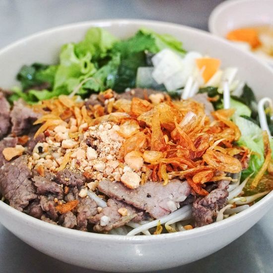 Салат «Бун Бо Нам Бо» с говядиной и овощами