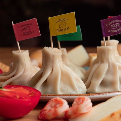 Хинкали с тигровыми креветками, свежими томатами и сыром страчателла