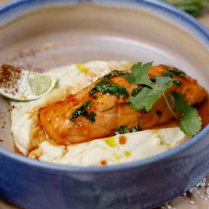 Запеченный лосось с пюре из сельдерея