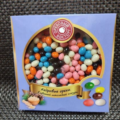 Кедровый орух в цветной шоколадной глазури