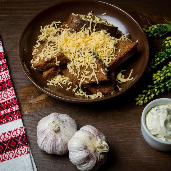 Гренки с чесноком и сыром