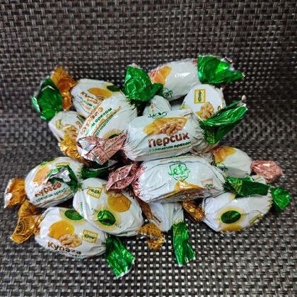 Персик с грецким орехом  в шоколадной глазури