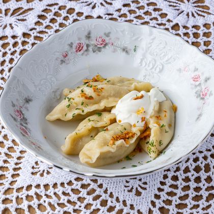 Вареники с картофелем и соусом из белых грибов