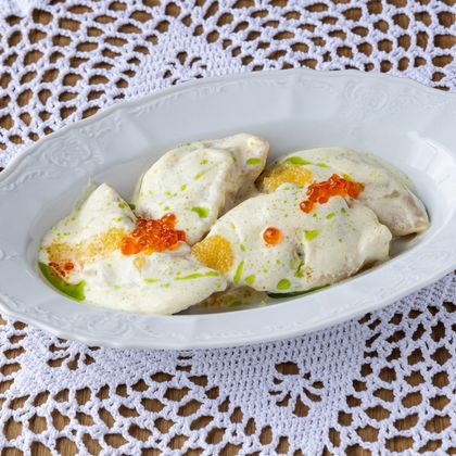 Пельняни с лососем и судаком, со сливочным соусом и щучьей икрой