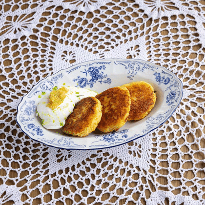 Картофельный драник, с яйцом пашот и щучьей икрой