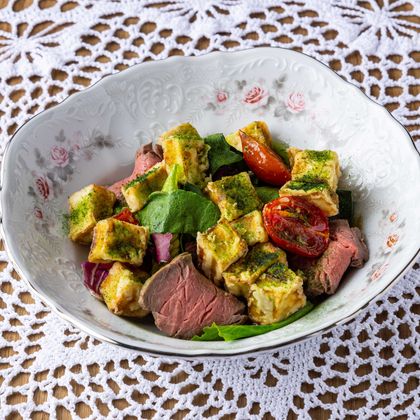 Салат с ростбифом и маринованными баклажанами