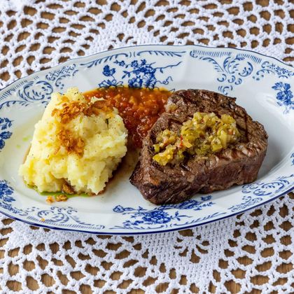 Стейк из говяжьей вырезки, с картофельным пюре и персиковым барбекю