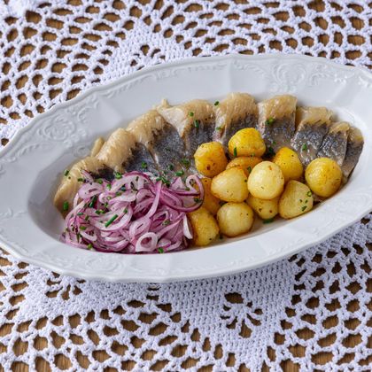 Сельдь пряного посола, с картофелем и маринованным луком