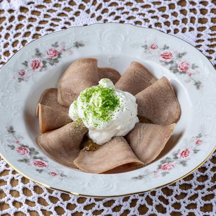 Говяжий язык, с миндальным дрессингом и муссом из хрена