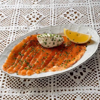 Лосось домашнего посола, с кремом из сливочного сыра