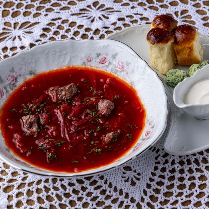 Борщ с пампушками и копченой сметаной
