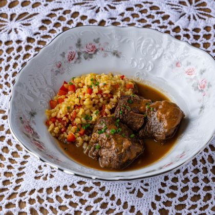 Телячьи щечки с булгуром и перцем конфи