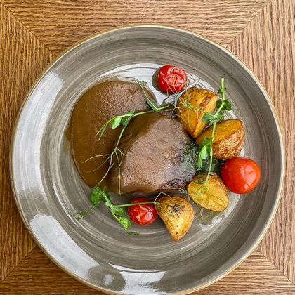 Медальон из говядины Су-Вид с картофелем и томатами черри