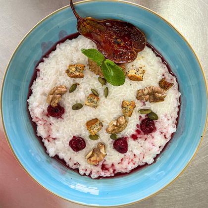 Каша рисовая с вишней и орехами