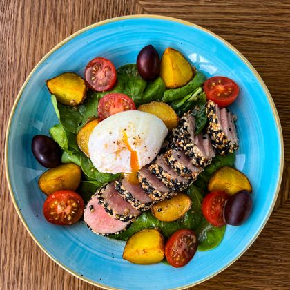 Салат Нисуаз с тунцом и яйцом пашот