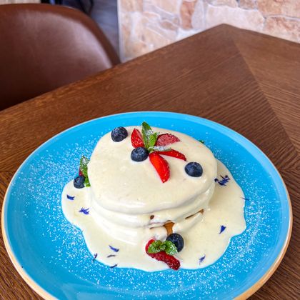 Панкейки с соусом маскарпоне и ягодами