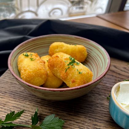 Крокеты с моцареллой и соусом Блю-Чиз