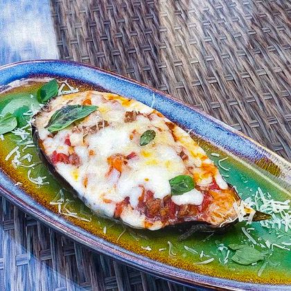 Баклажан, запеченный с говядиной и овощами под сыром моцареллы
