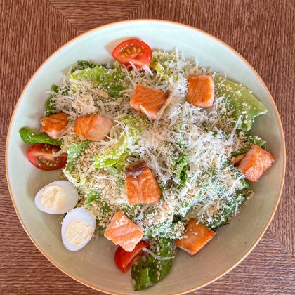 Салат "Цезарь" с лососем