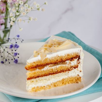 Пирожное миндальное с голубым сыром и пряной грушей