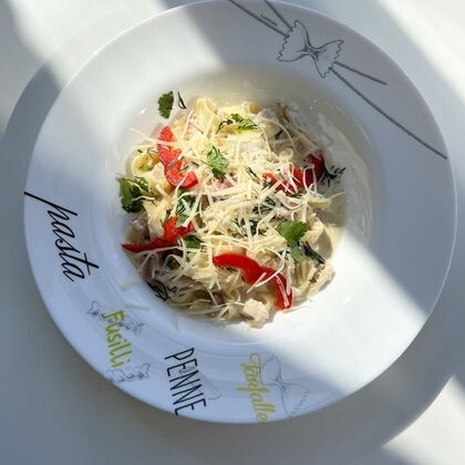Паста с куриной грудкой и беконом
