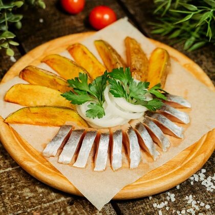 Спинки сельди с луком и картофелем
