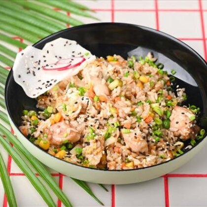 Жареный рис с курицей по-тайски