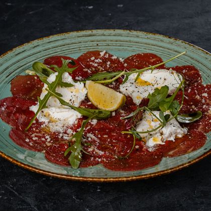 Карпаччо из говядины с песто бьянко