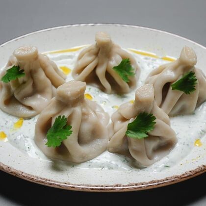 Хинкали с говядиной и свининой с чесночным соусом