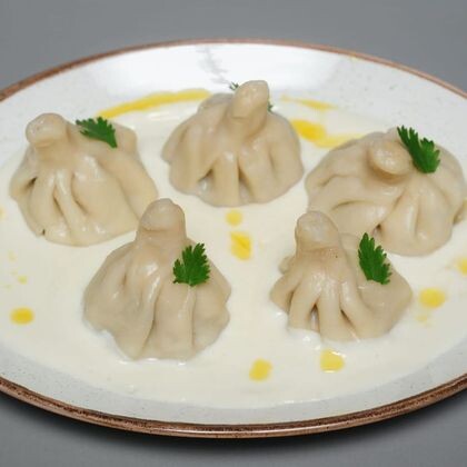 Хинкали с курицей с сырным соусом