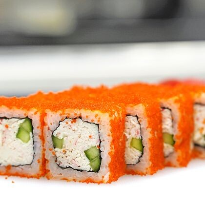 Ролл «Калифорния» с крабом