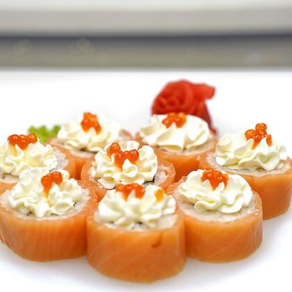 Ролл «Филадельфия де люкс» с икрой