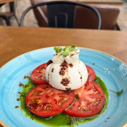 Буррата с томатами и соусом Песто