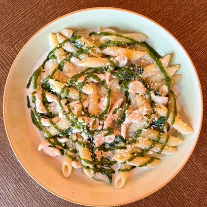 Пенне с курицей и шпинатом в сливочном соусе