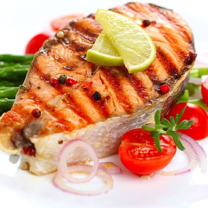 Стейк лосося на мангале