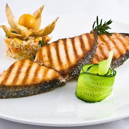 Стейк филе масляной рыбы на мангале