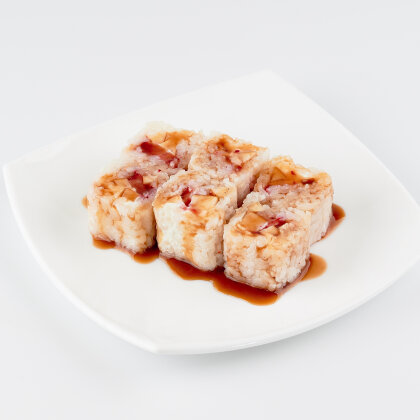 Сладкий ролл с грушей и клубникой