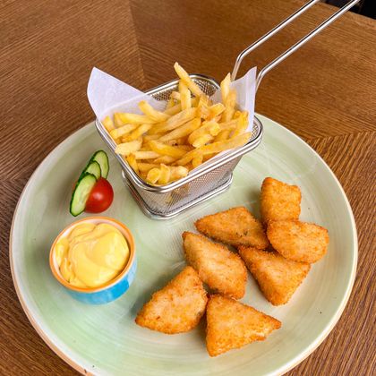 Картофель фри с куриными наггетсами и соусом