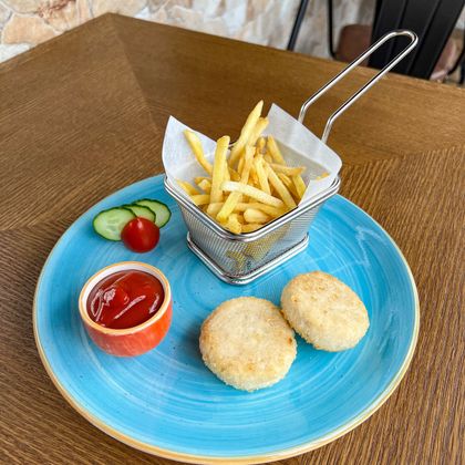 Картофель фри с куриными котлетками и соусом