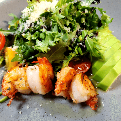 Микс-салат с креветками и авокадо