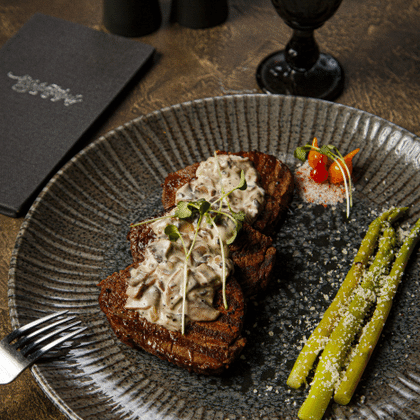 Медальоны из говяжьей вырезки со спаржей