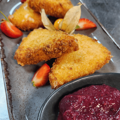 Жареный сулугуни с клюквенным соусом