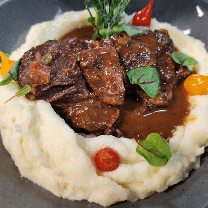 Говяжьи щечки в красном вине с картофельным пюре
