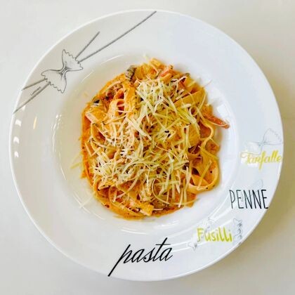 Паста с ветчиной и шампиньонами