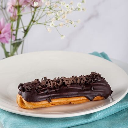 Эклер шоколадный