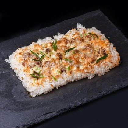 Японская пицца с лососем