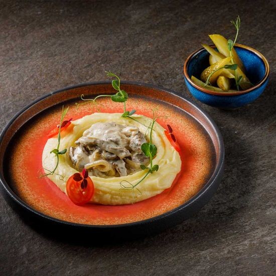 Бефстрогонов с  картофельным пюре