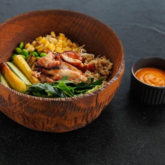 Боул с куриным бедром в азиатском стиле и киноа