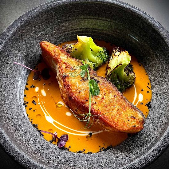 Обжаренное филе лосося с брокколи и соусом биск